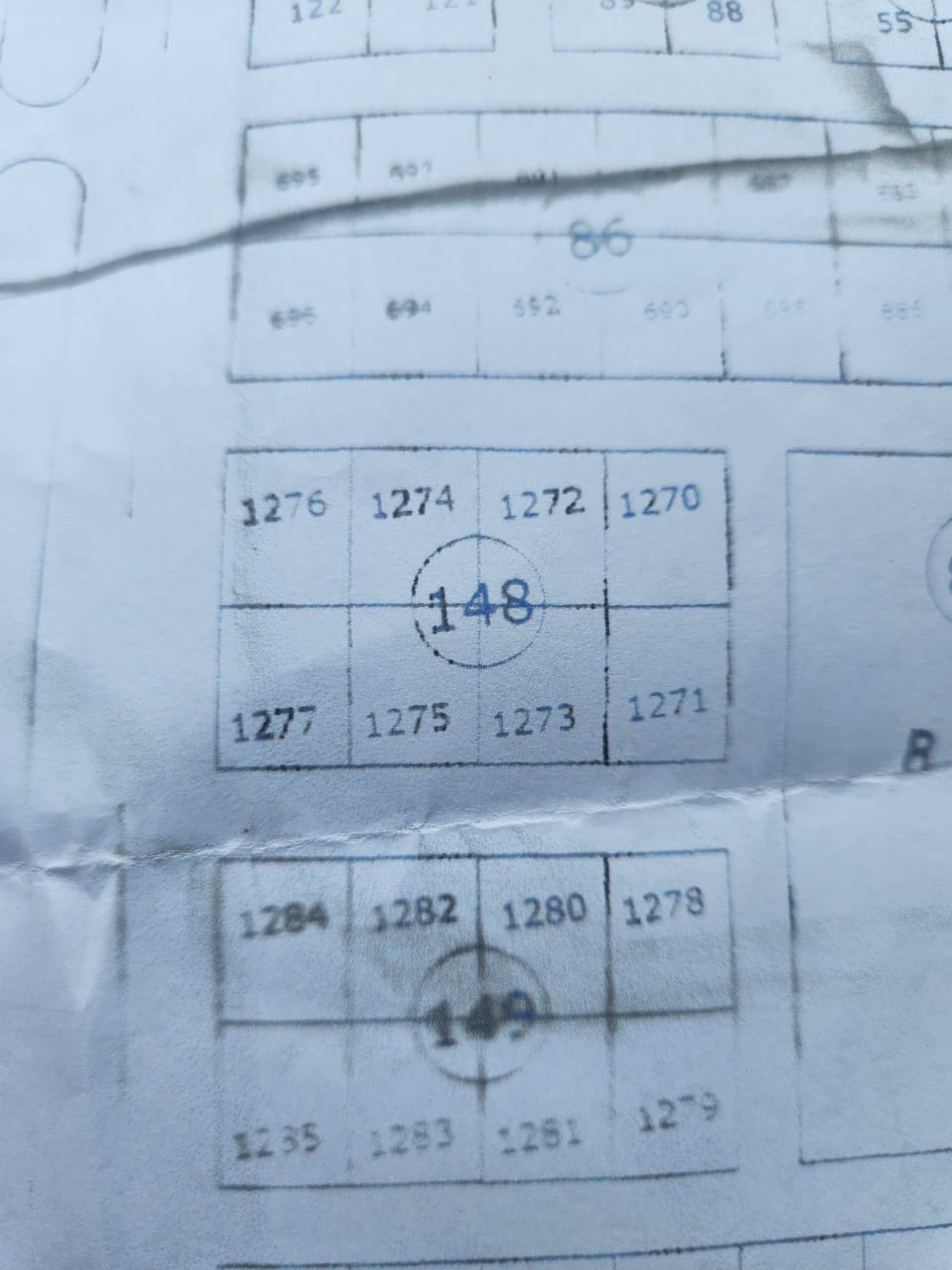 4 lots collés en bordure du bitume en bande